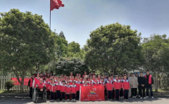 国旗下的公益红