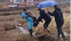衡山县： 八旬老人深陷泥潭 退伍老兵挺身而出
