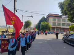 金兰镇中心小学：师生徒步三公里，祭扫刘南生烈士墓