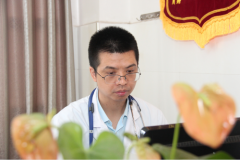 骨科专家带病坚守岗位 为患者锻造铮铮铁骨