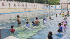 常宁市水口山镇：免费游泳课护航暑期安全 助力快乐成长