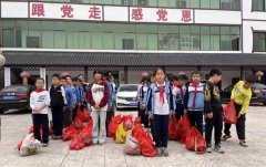 衡山县岭坡乡望峰学校师生在朝圣村体验挖红薯