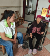 社工探访百岁老人 ，定格孝亲敬老瞬间