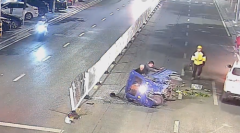 衡山县：菜农骑三轮车侧翻被压 蔬菜散落一地 群众出手齐力相助